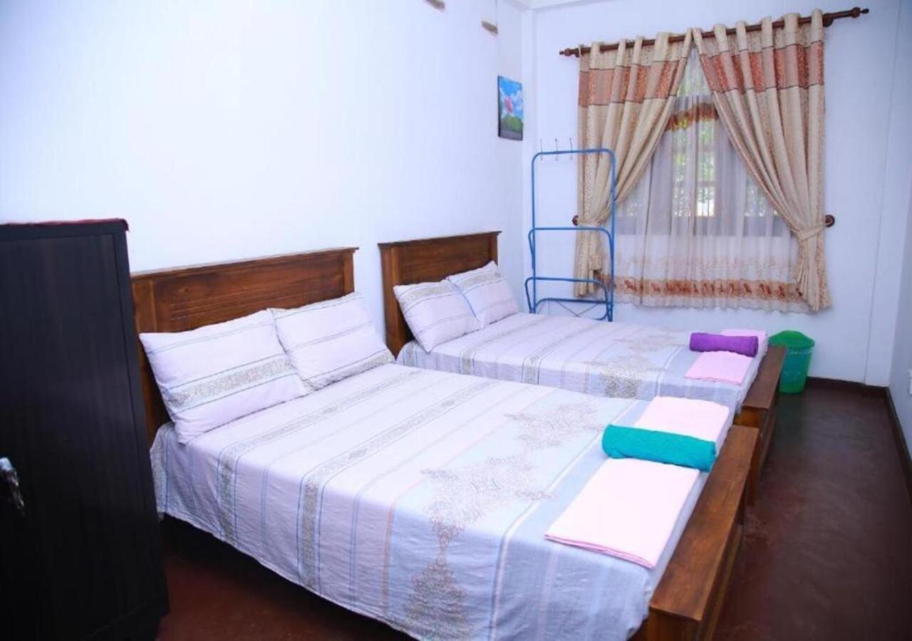 Appartamento Weerakoon Guest Hikkaduwa Esterno foto