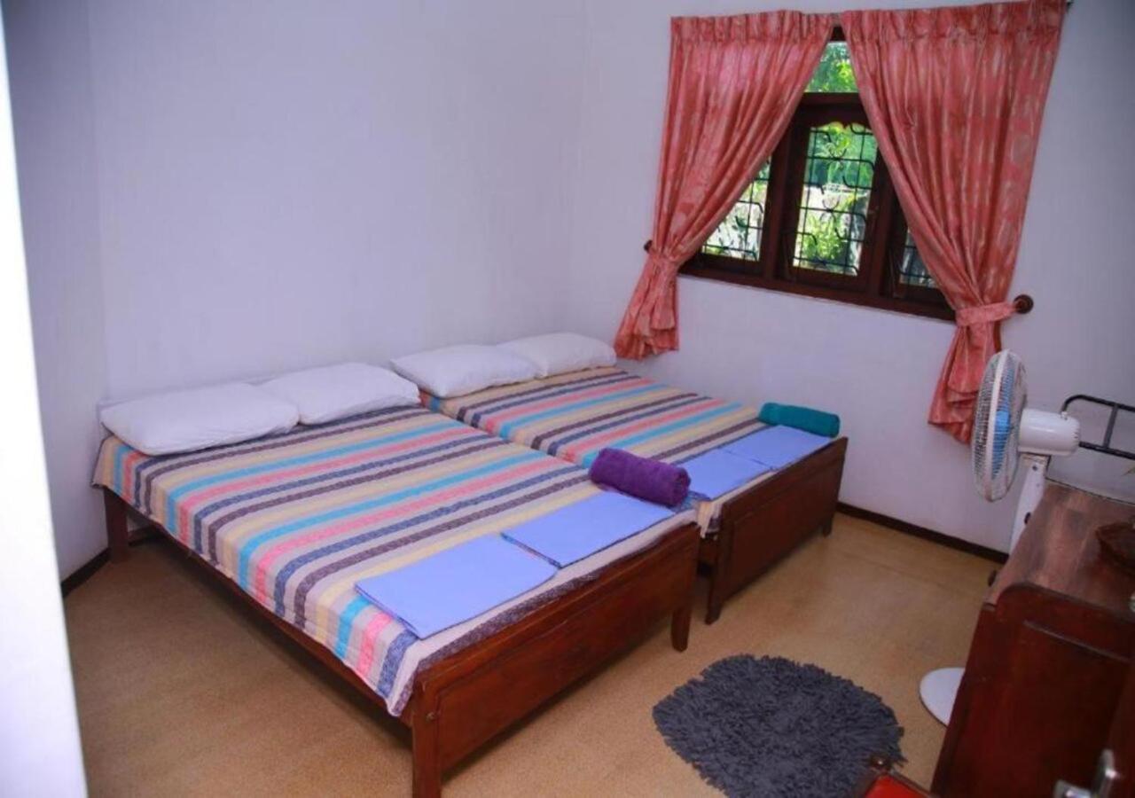 Appartamento Weerakoon Guest Hikkaduwa Esterno foto