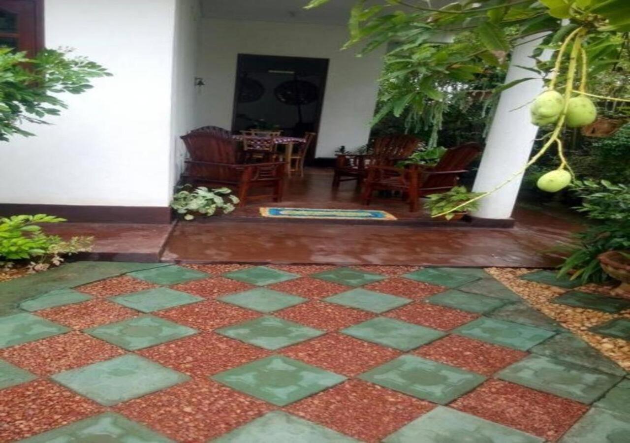 Appartamento Weerakoon Guest Hikkaduwa Esterno foto