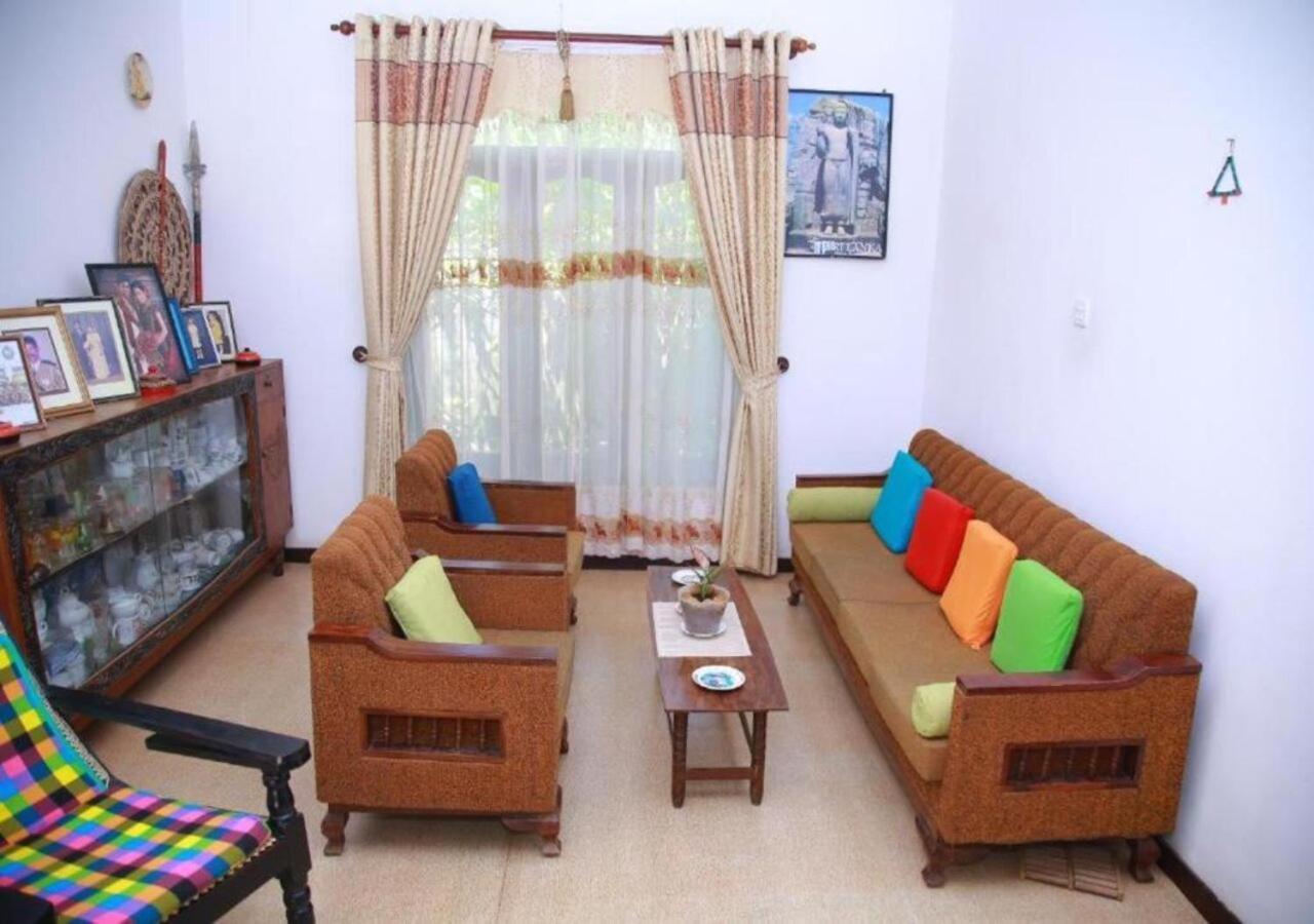 Appartamento Weerakoon Guest Hikkaduwa Esterno foto