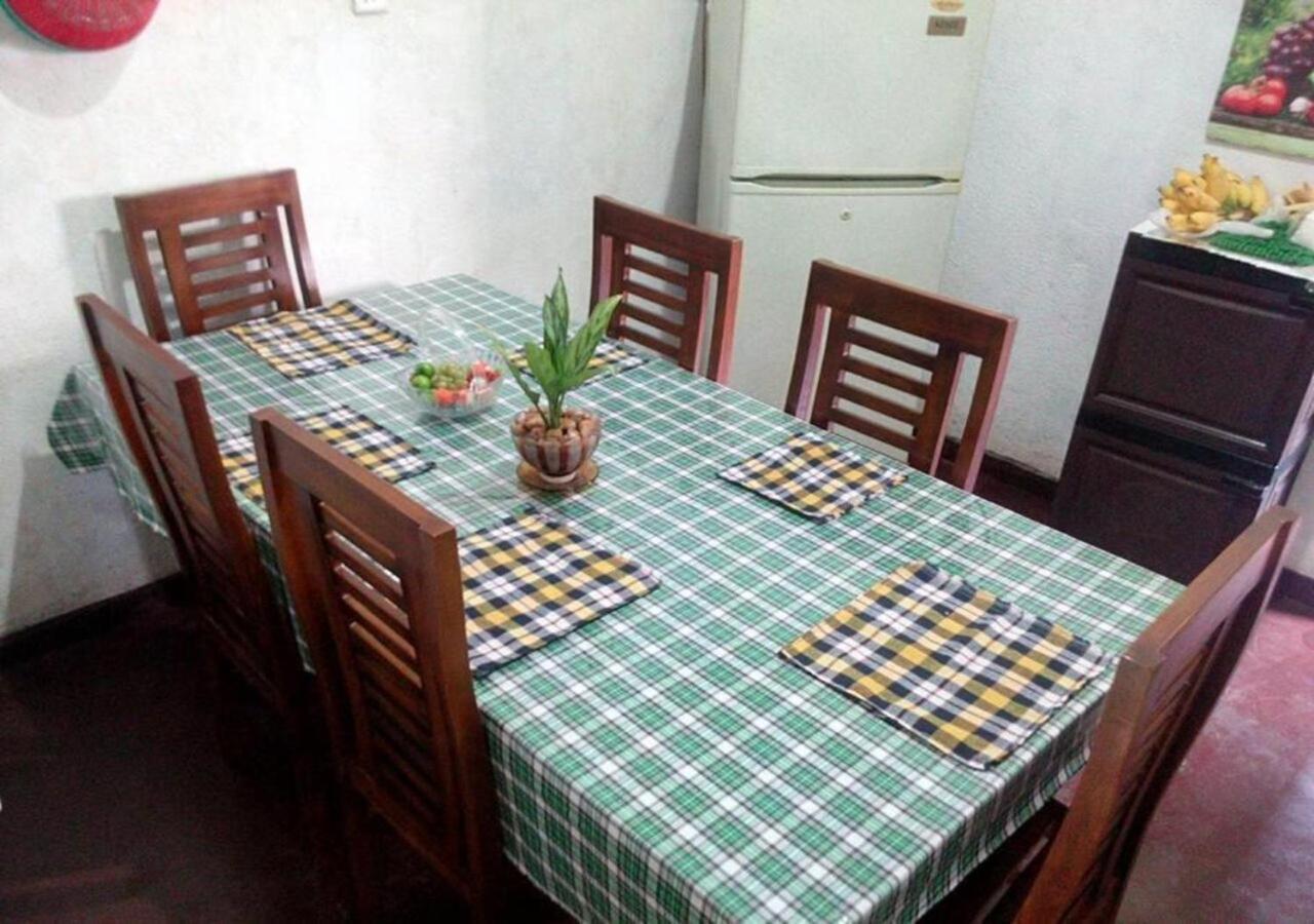 Appartamento Weerakoon Guest Hikkaduwa Esterno foto