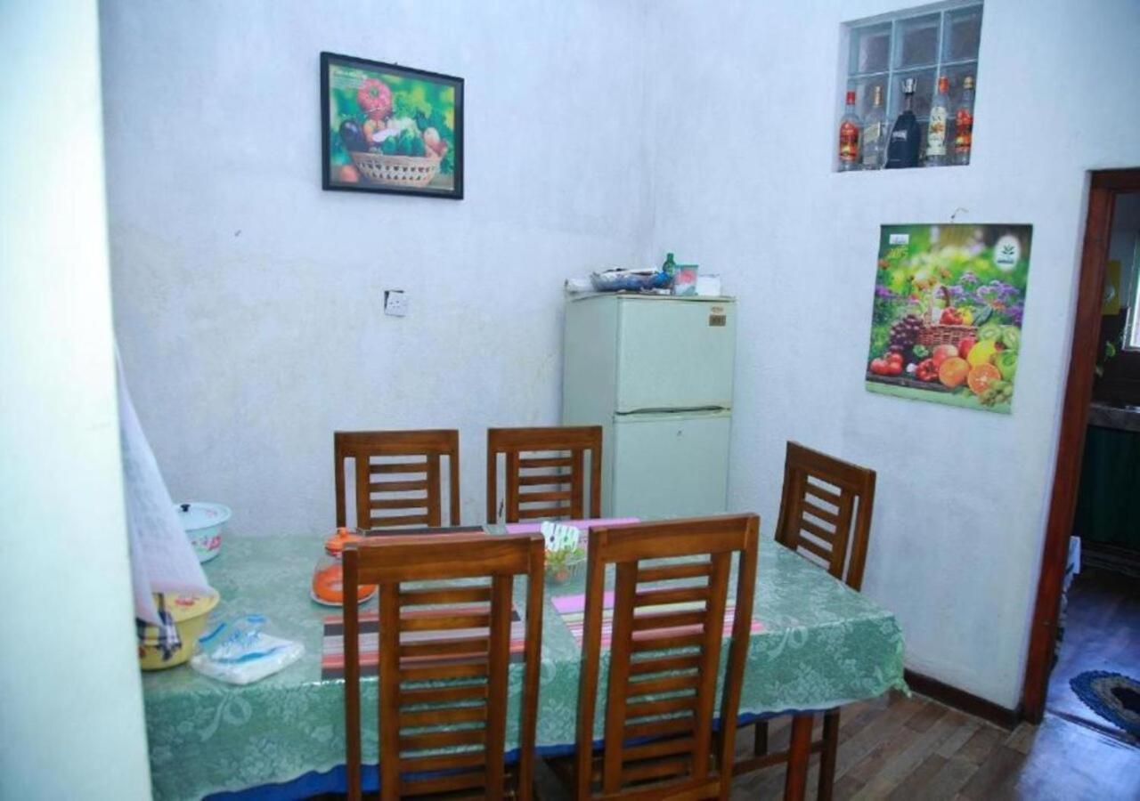 Appartamento Weerakoon Guest Hikkaduwa Esterno foto