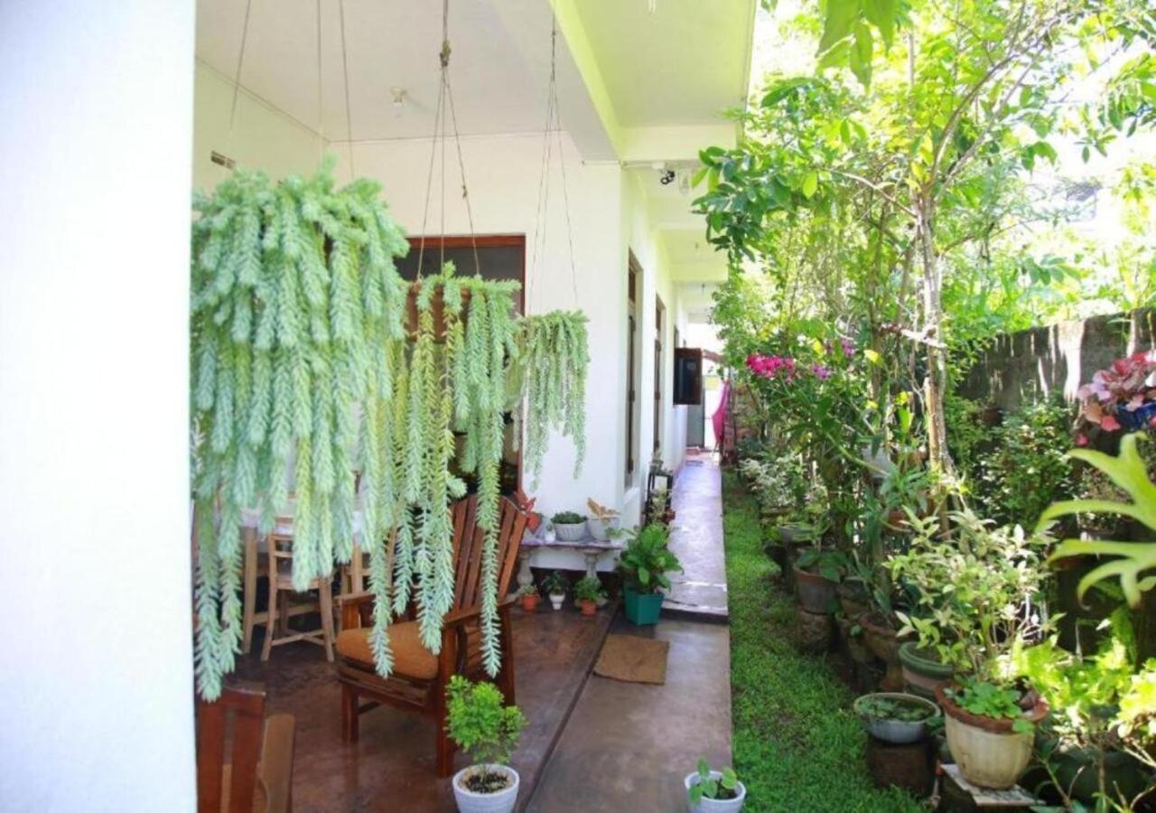 Appartamento Weerakoon Guest Hikkaduwa Esterno foto
